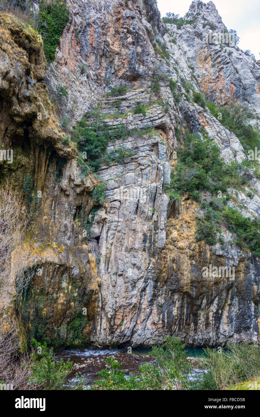 Vista della piegatura geologico in roccia in una gamma di montagna nei Pirenei spagnoli, Collegats Gorge Foto Stock