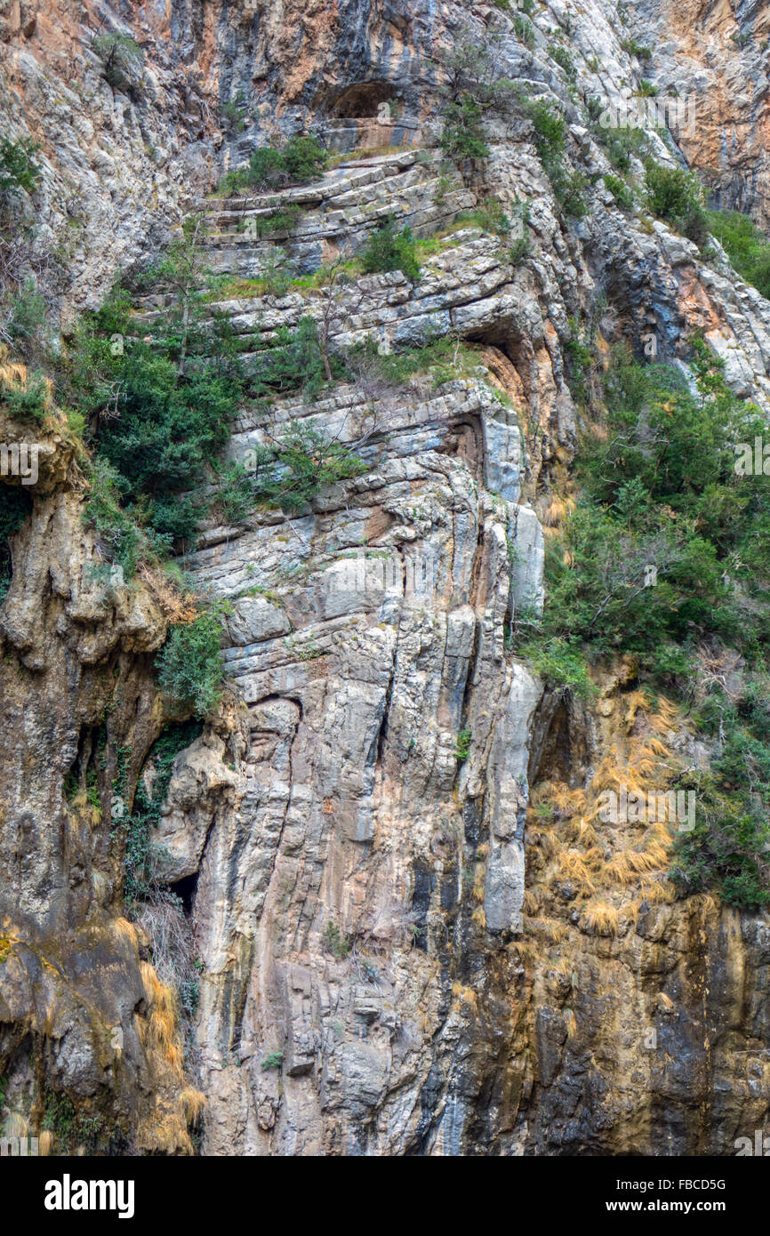 Vista della piegatura geologico in roccia in una gamma di montagna nei Pirenei spagnoli, Collegats Gorge Foto Stock