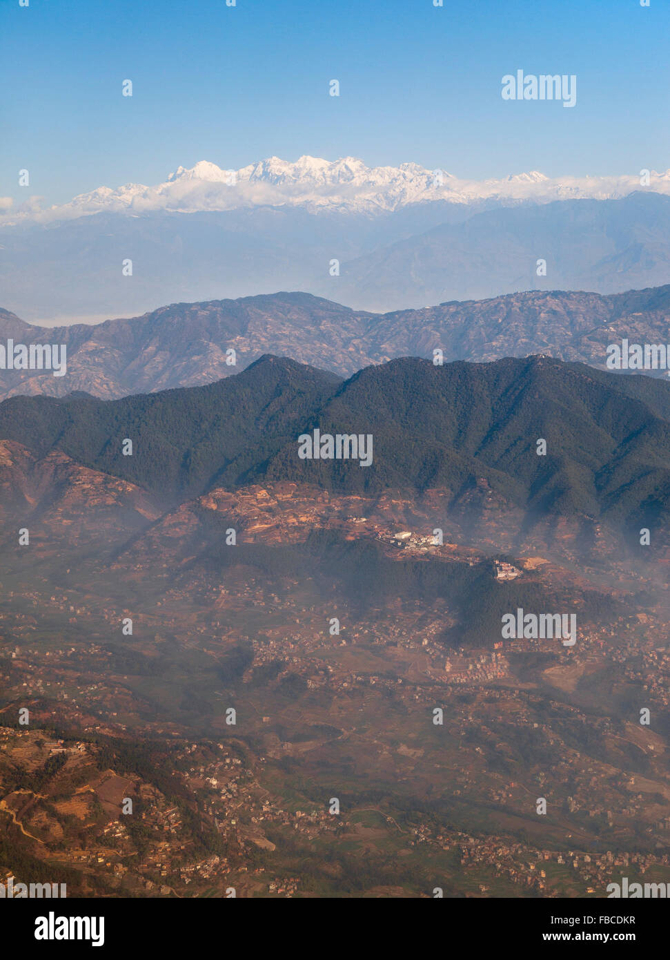 Vista aerea di Kathmandu, colline e la montagna himalayana sfondo Foto Stock