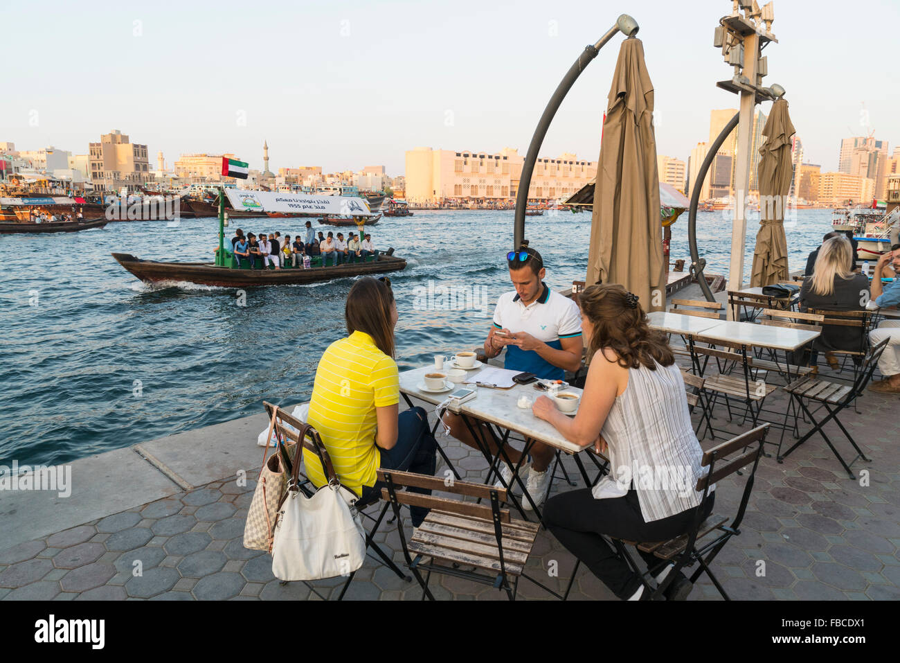 Cafe sul lungomare della baia di Al Fahidi storico quartiere di Bur Dubai Emirati Arabi Uniti Foto Stock