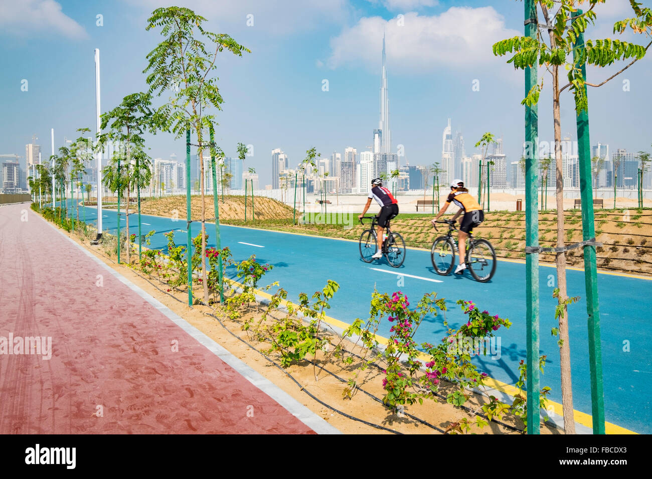 I ciclisti sulla nuova pista ciclabile a distretto uno in corrispondenza di nuovo lo sviluppo di proprietà in Dubai Emirati Arabi Uniti Foto Stock