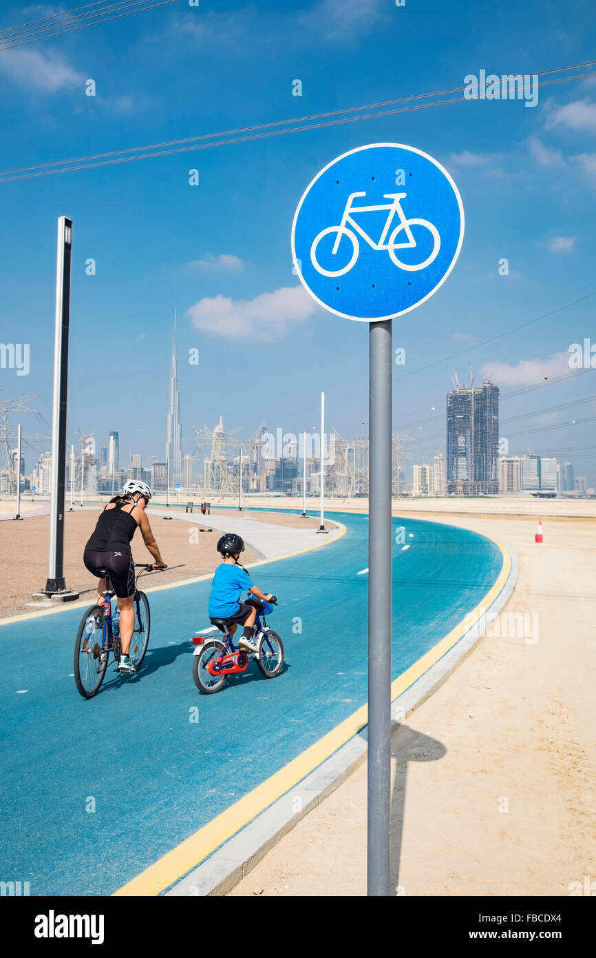 I ciclisti sulla nuova pista ciclabile a distretto uno in corrispondenza di nuovo lo sviluppo di proprietà in Dubai Emirati Arabi Uniti Foto Stock