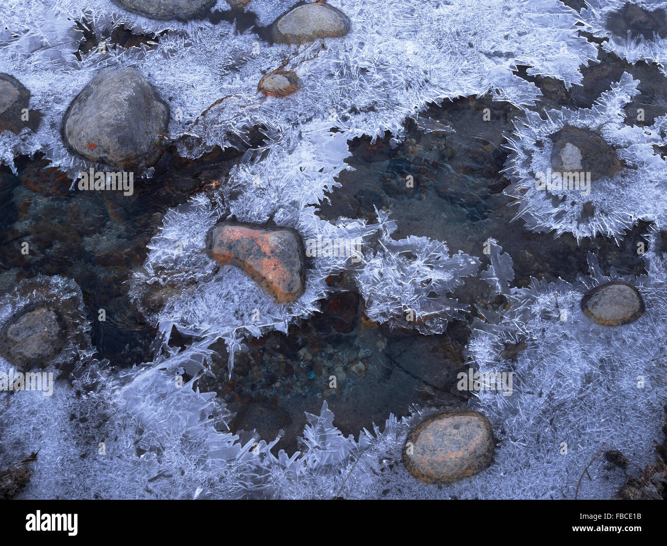Flusso di surgelati e rocce close-up Foto Stock