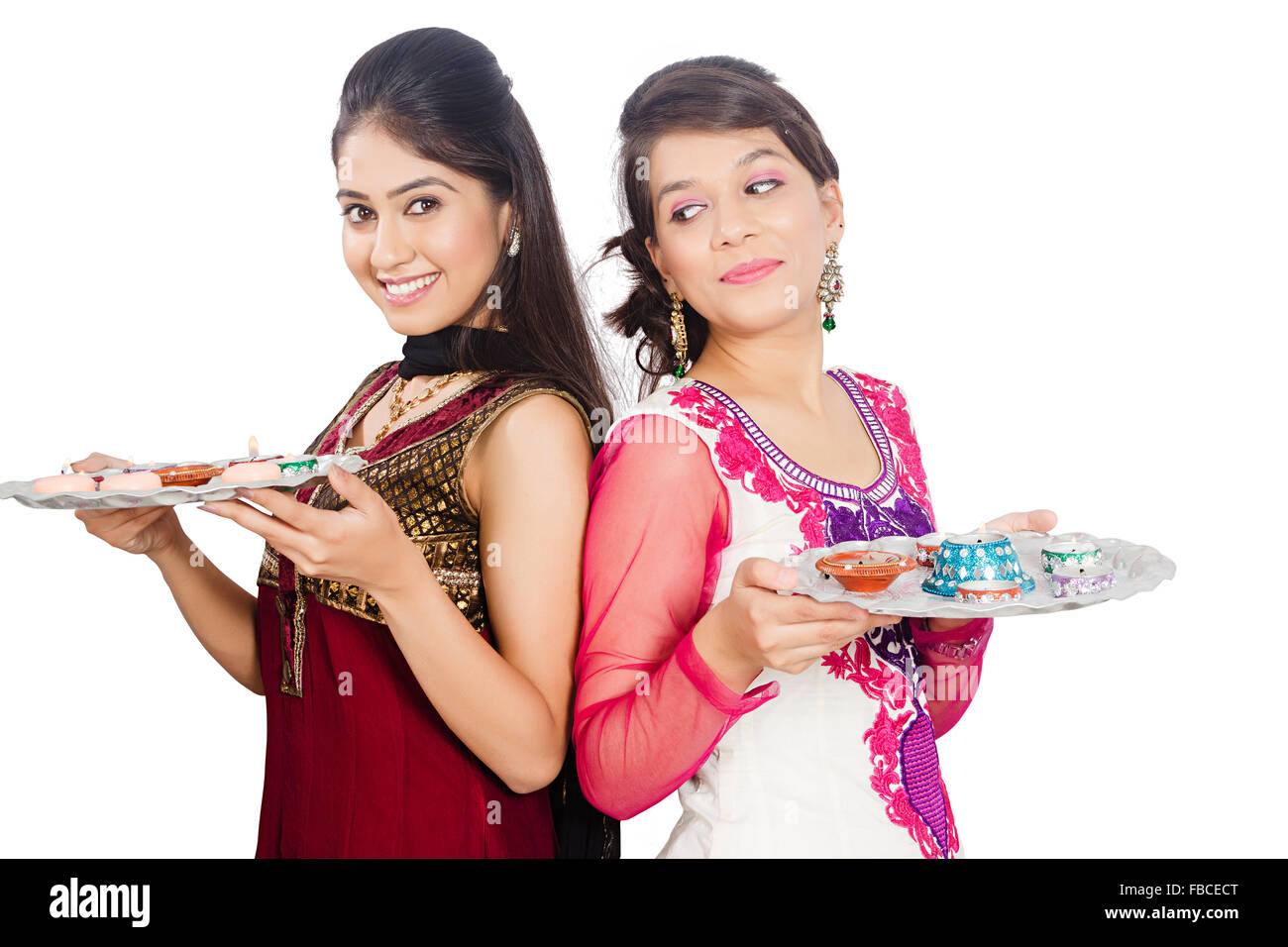 2 giovani indiani Womans amici Diwali Festival Diya mostra Foto Stock