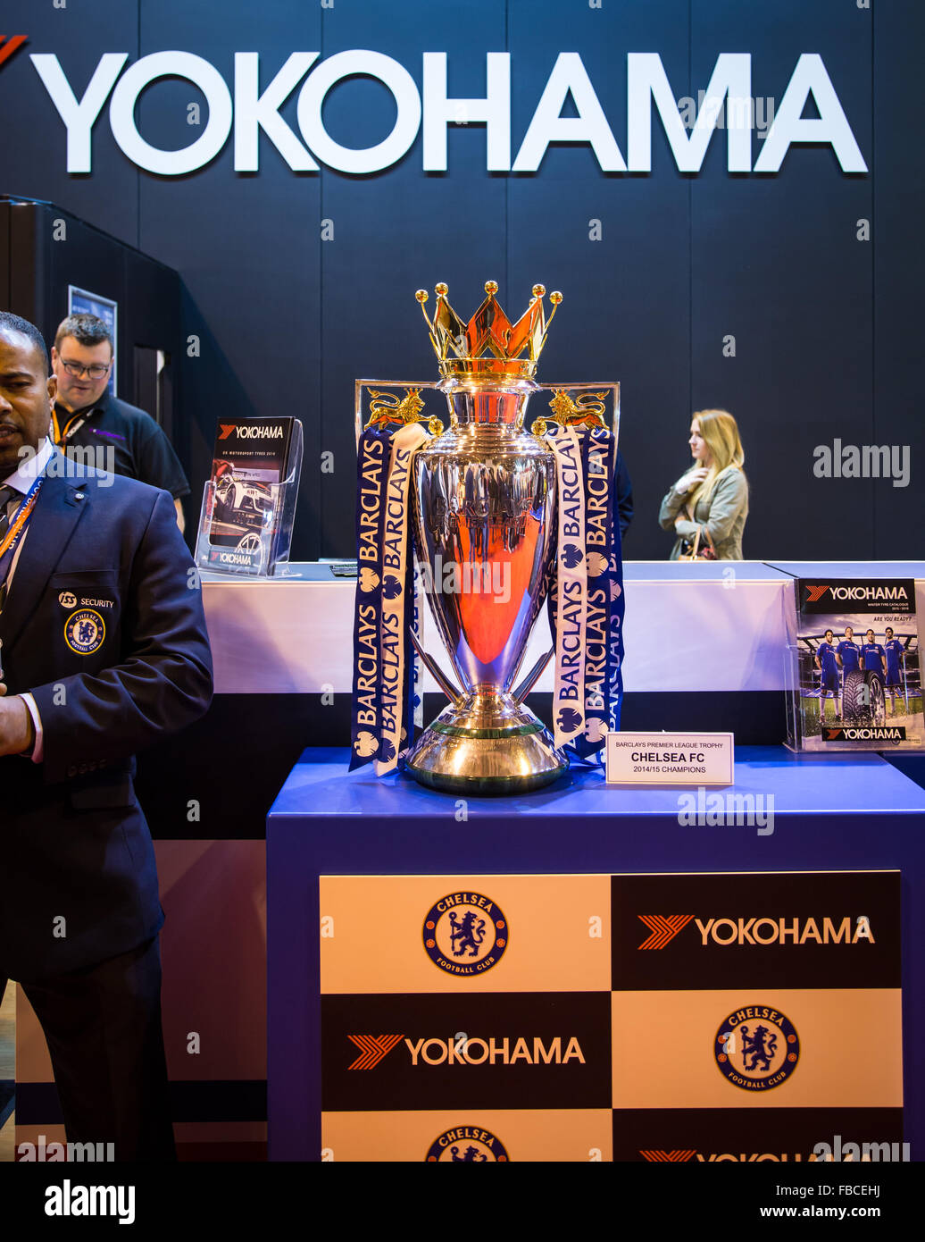 Birmingham, Regno Unito. Xiv gen, 2016. Barclays Premiership trophy sul cavalletto di Yokohama Credit: Steven roe/Alamy Live News Foto Stock