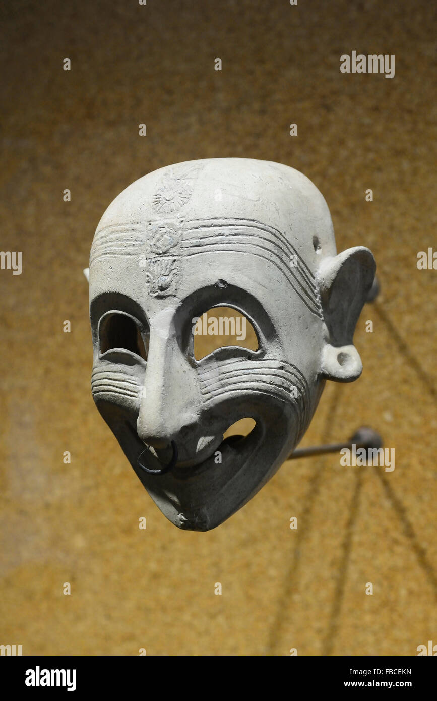 Grinning maschera apotropaica di San Sperate di periodo punico [V secolo A.C.],Museo Archeologico Nazionale di Cagliari, Sardegna Foto Stock
