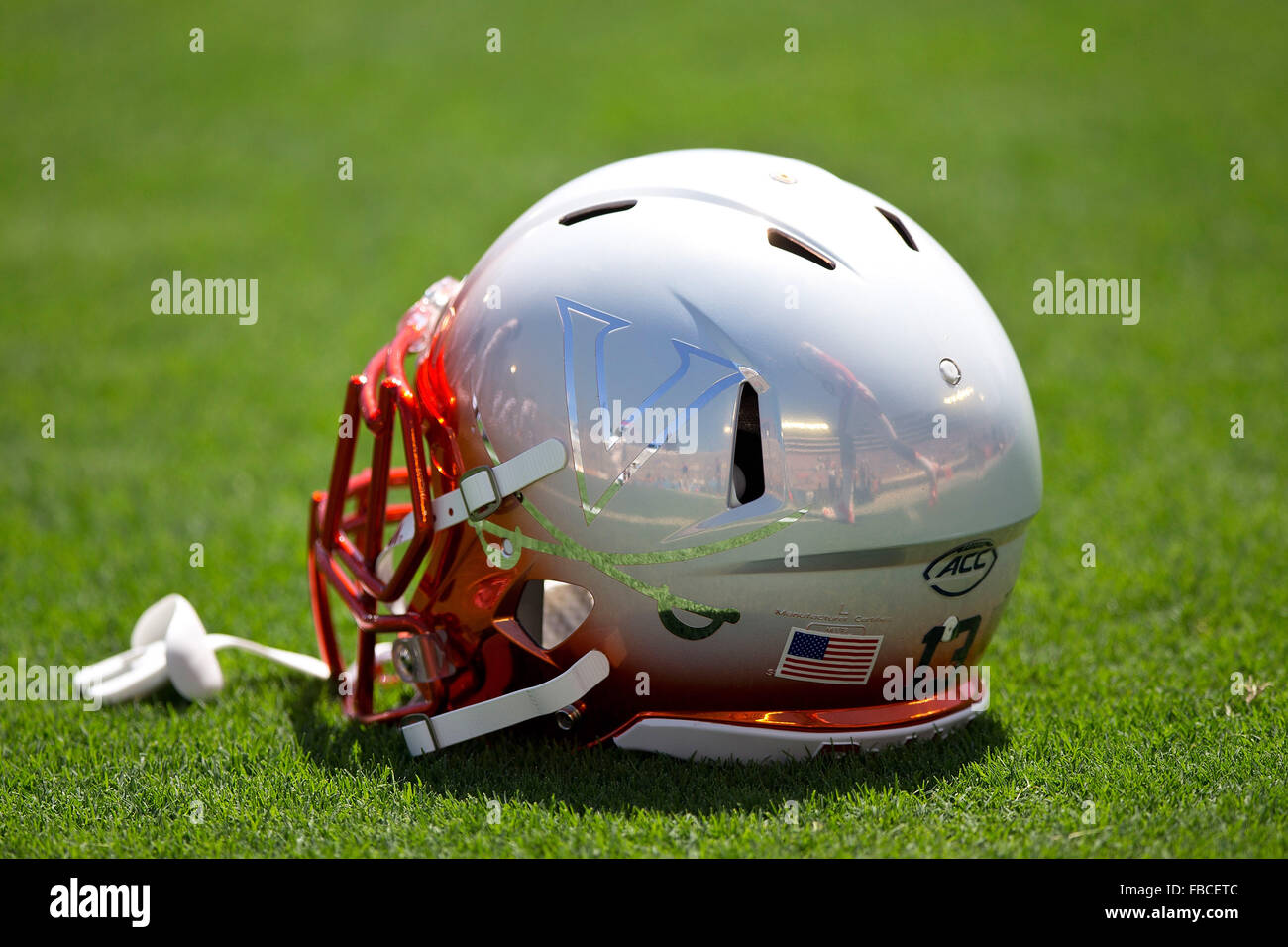 Una vista dettagliata di una Virginia Cavaliers casco da football americano in campo prima della partita contro la UCLA Bruins presso il Rose Bowl su Foto Stock