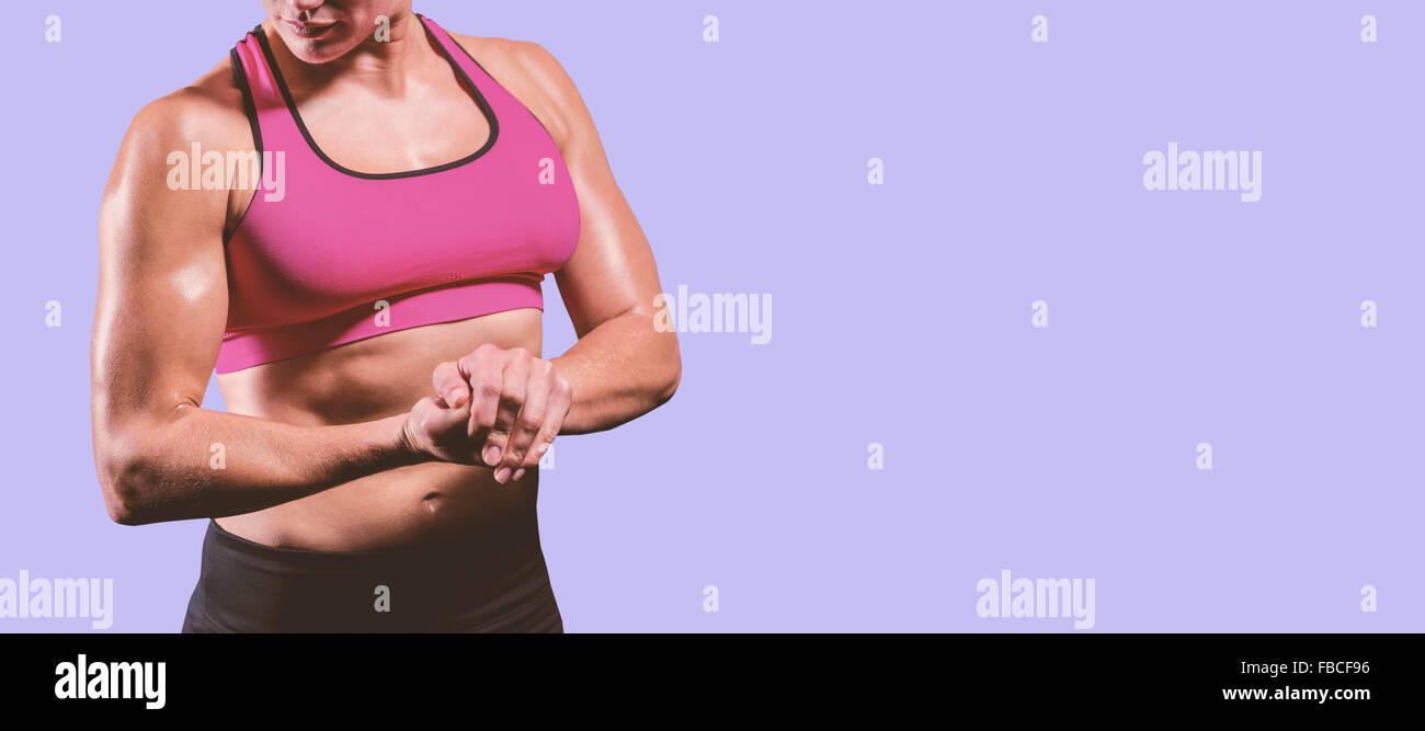 Immagine composita della donna muscolare flettendo il suo braccio Foto Stock