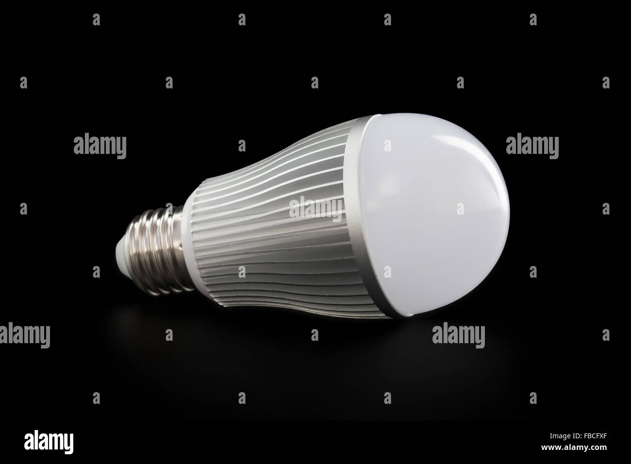 LED giacenti E27 lampadina isolati su nero con tracciato di ritaglio Foto Stock