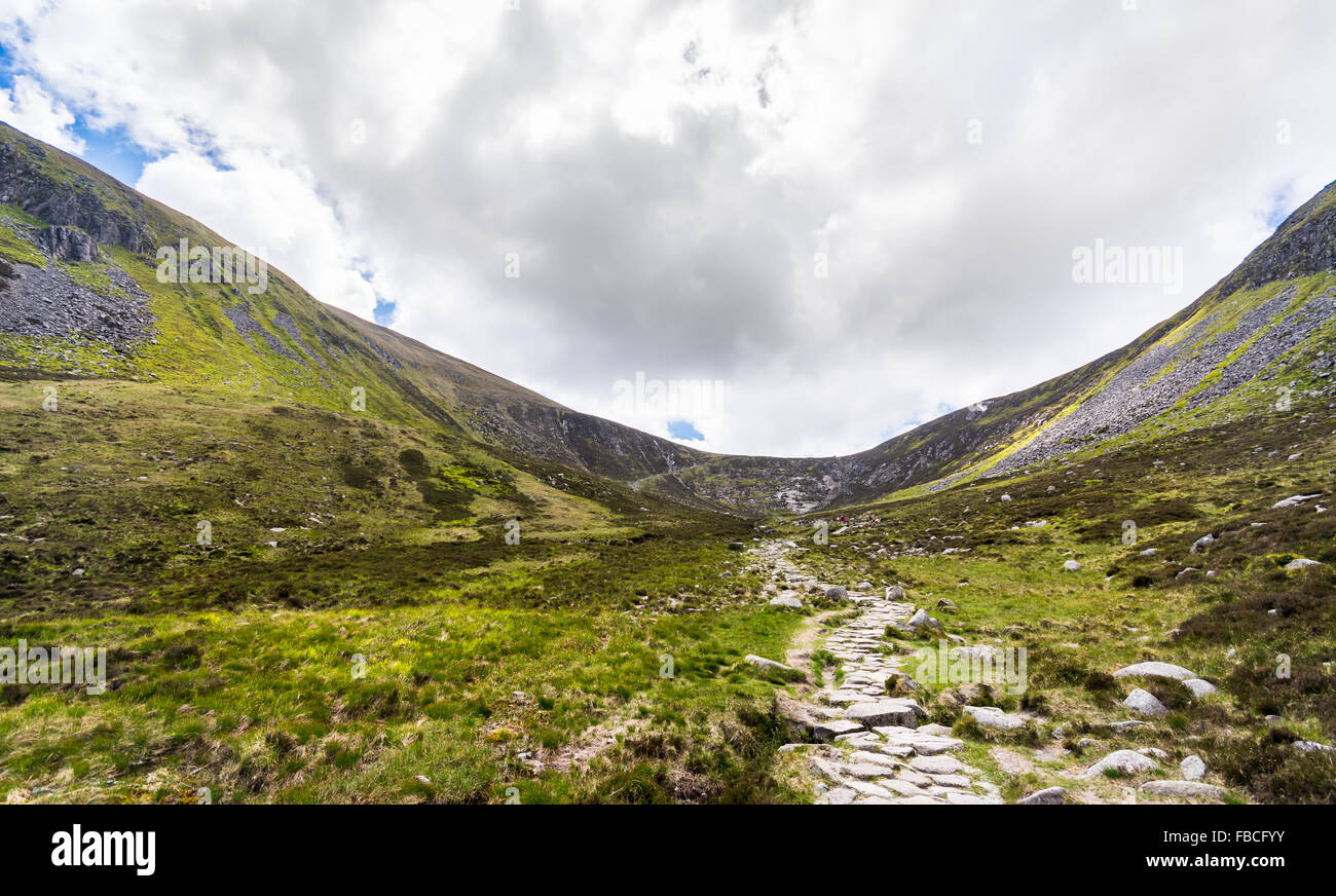 Un sentiero roccioso che conduce Donard montagna nella contea di Down, Irlanda. Foto Stock
