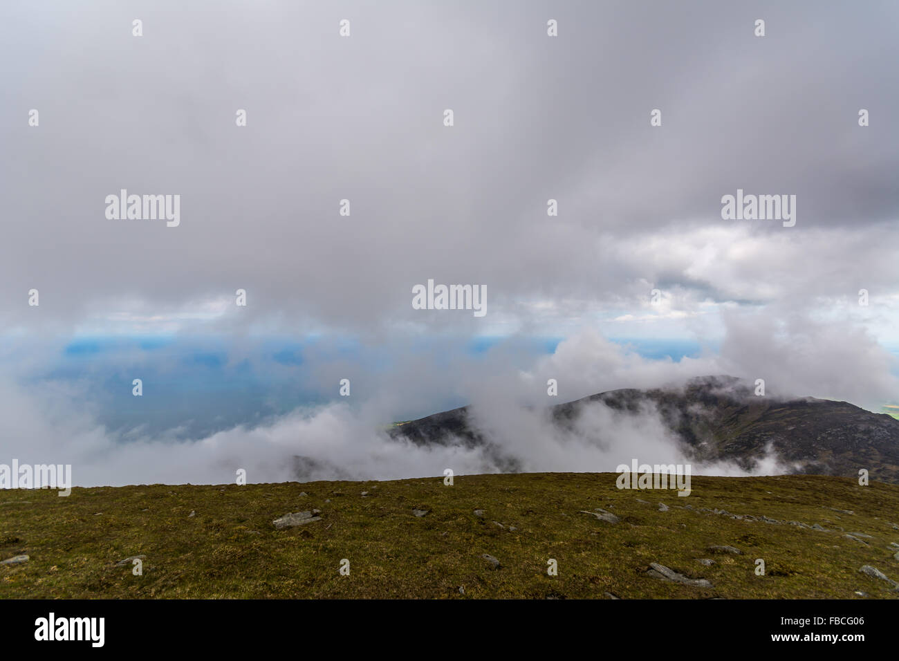 Nuvole che si muovono su Slieve Donard montagna nella Mourne Mountains della contea di Down in Irlanda. Foto Stock