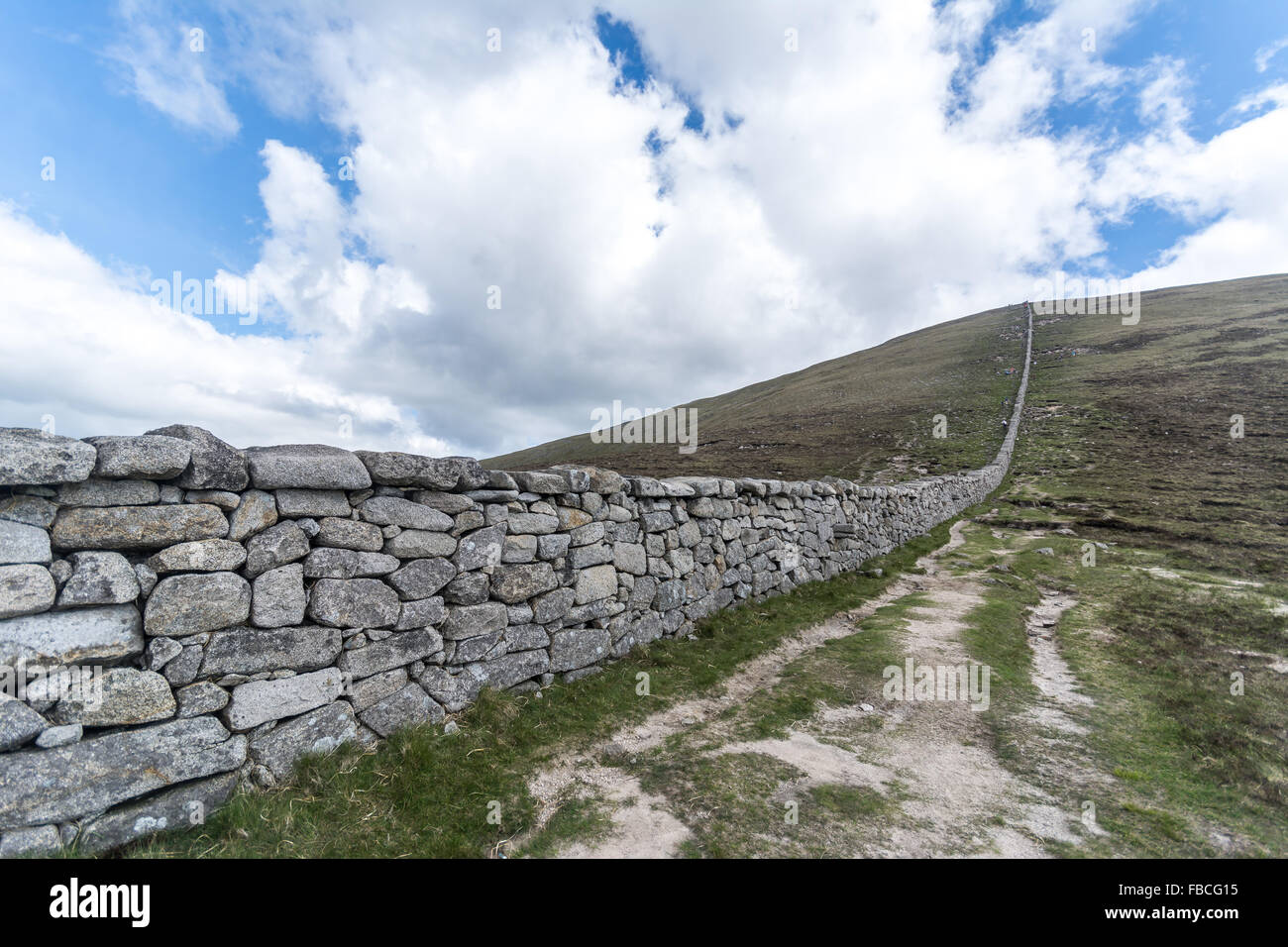 La Mourne Mountains in esecuzione a parete fino Slieve Donard nei pressi di Newcastle nella contea di Down, Irlanda Foto Stock