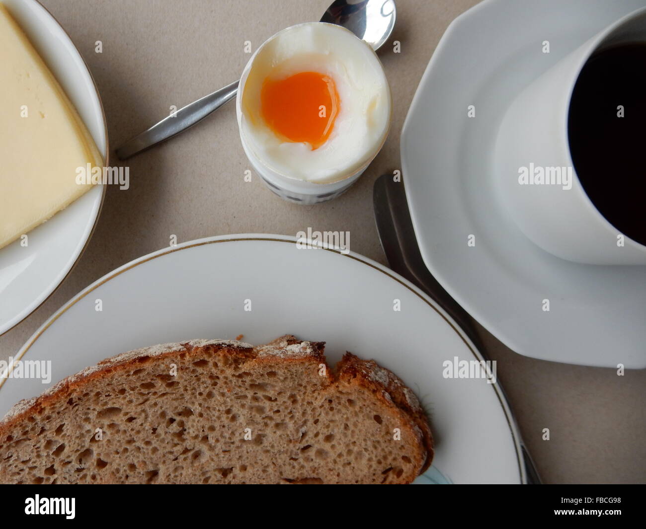 La prima colazione con uova e caffè Foto Stock