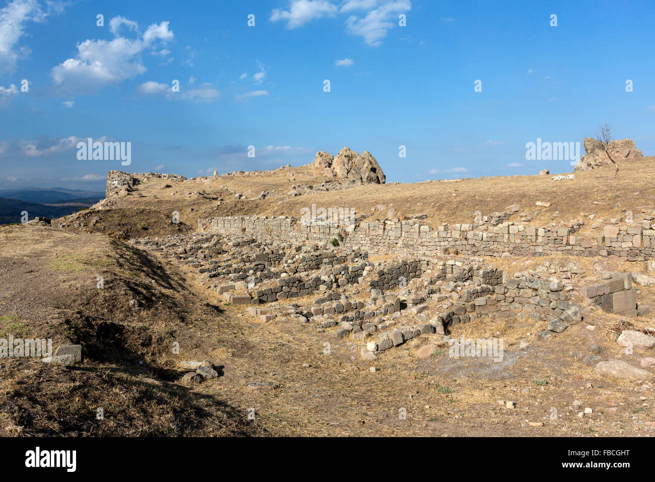 Deposito di munizioni al di fuori del muro di rovine a Pergamon acropoli antica città greca effettivamente in Bergama, Foto Stock