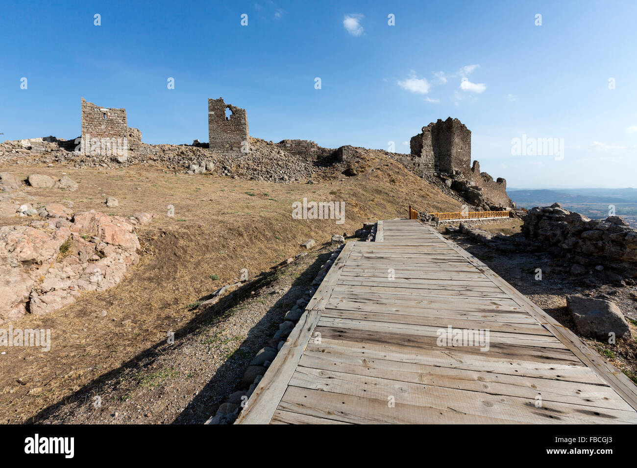 Deposito di munizioni vicino alle rovine di parete in corrispondenza di Pergamon acropoli antica città greca effettivamente in Bergama, Foto Stock