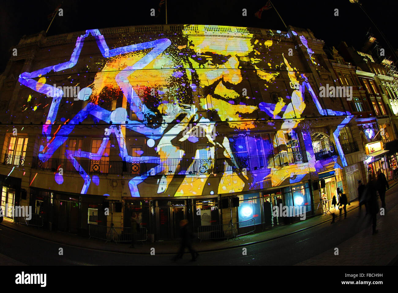 Londra, Regno Unito. 14 gennaio 2016. 195 Piccadilly da NOVAK in Piccadilly, parte dell'Lumiere di Londra Festival. Folle accorse per la prima notte di Lumiere di Londra Festival 2016 come luce di installazioni artistiche sono stati svelati. Credito: Paul Brown/Alamy Live News Foto Stock