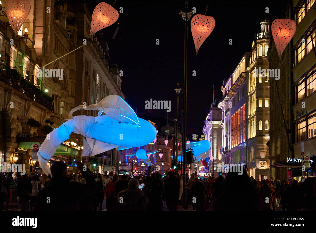 Londra, Regno Unito. 14 gennaio, 2016. Les Luminéoles installazione mediante il gruppo di arte Porté par le vent. Il pesce-come illuminata aquiloni sono parte di Lumiere di Londra. 14 gennaio 2016 a Londra. Credito: Nando Machado/Alamy Live News Foto Stock