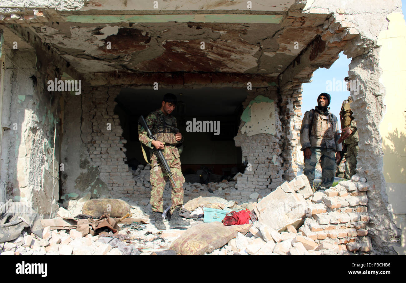 Jalalabad, Afghanistan. Il 13 gennaio, 2016. Le forze di sicurezza afgane patrol in tutto il Pakistan consolato dopo un attentatore suicida fatte detonare esplosivi vicino al consolato pakistano, uccidendo almeno 10 persone, Nangarhar, Afghanistan il 13 gennaio 2016. Questo è in assoluto il primo attacco su un pakistano missione diplomatica in Afghanistan. Foto Stock