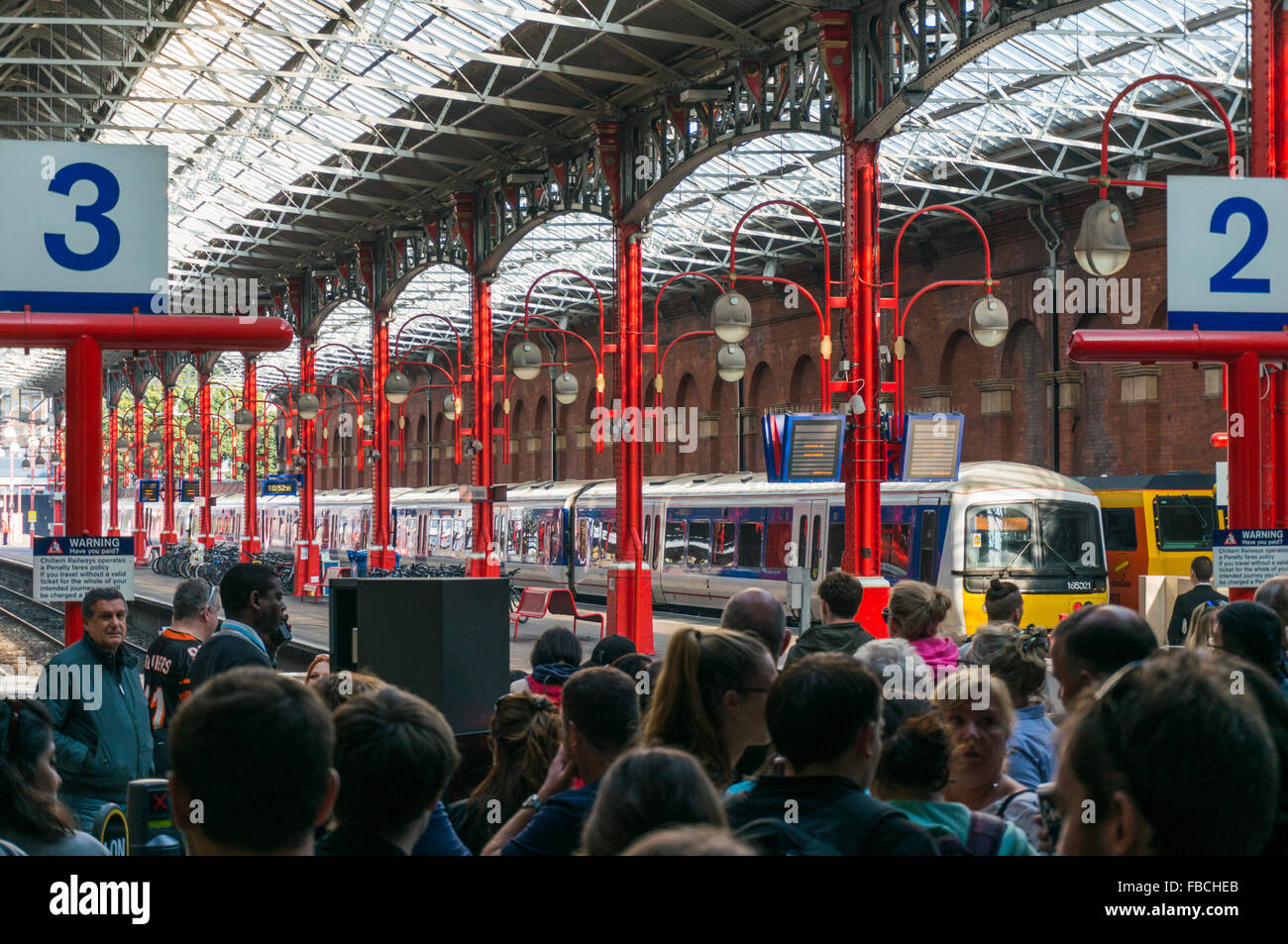 I passeggeri attendono di arrivare attraverso le barriere per i biglietti al treno alla stazione ferroviaria di London Marylebone Foto Stock
