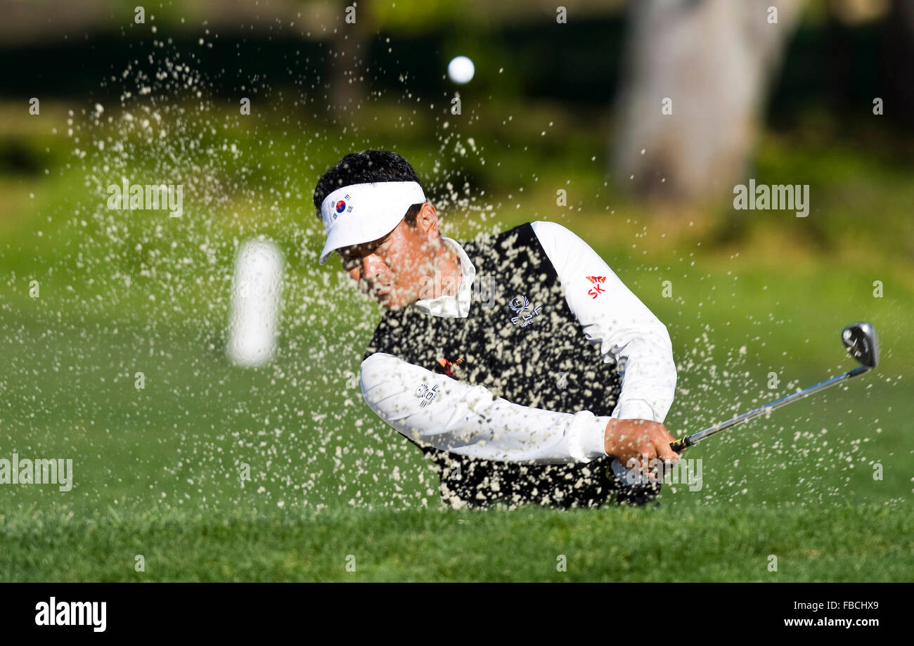 Febbraio 14, 2010; Pebble Beach, CA, Stati Uniti d'America; K.J. Choi colpisce un bunker shot sul secondo foro durante il round finale dell'AT&T Foto Stock