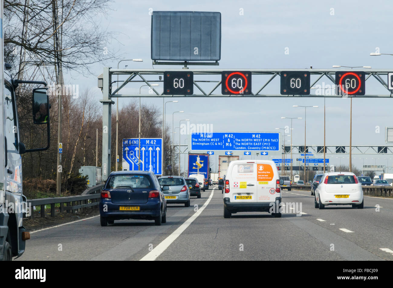 Vista da un auto sulla autostrada M42 guardando il 60mph velocità variabile segni limite Foto Stock