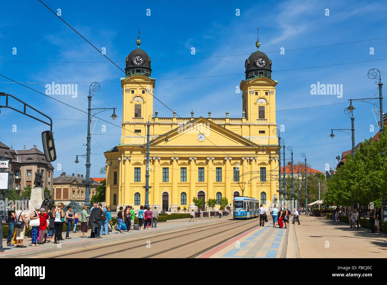 La piazza Kossuth con grande protestanti chiesa (ungherese: Reformatus Nagytemplom) sullo sfondo nella città di Debrecen, Ungheria Foto Stock