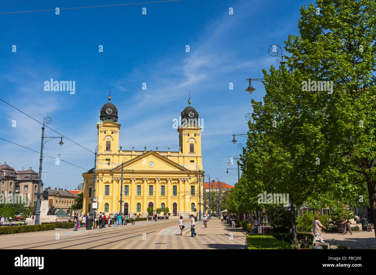 La piazza Kossuth con grande protestanti chiesa (ungherese: Reformatus Nagytemplom) sullo sfondo nella città di Debrecen, Ungheria Foto Stock