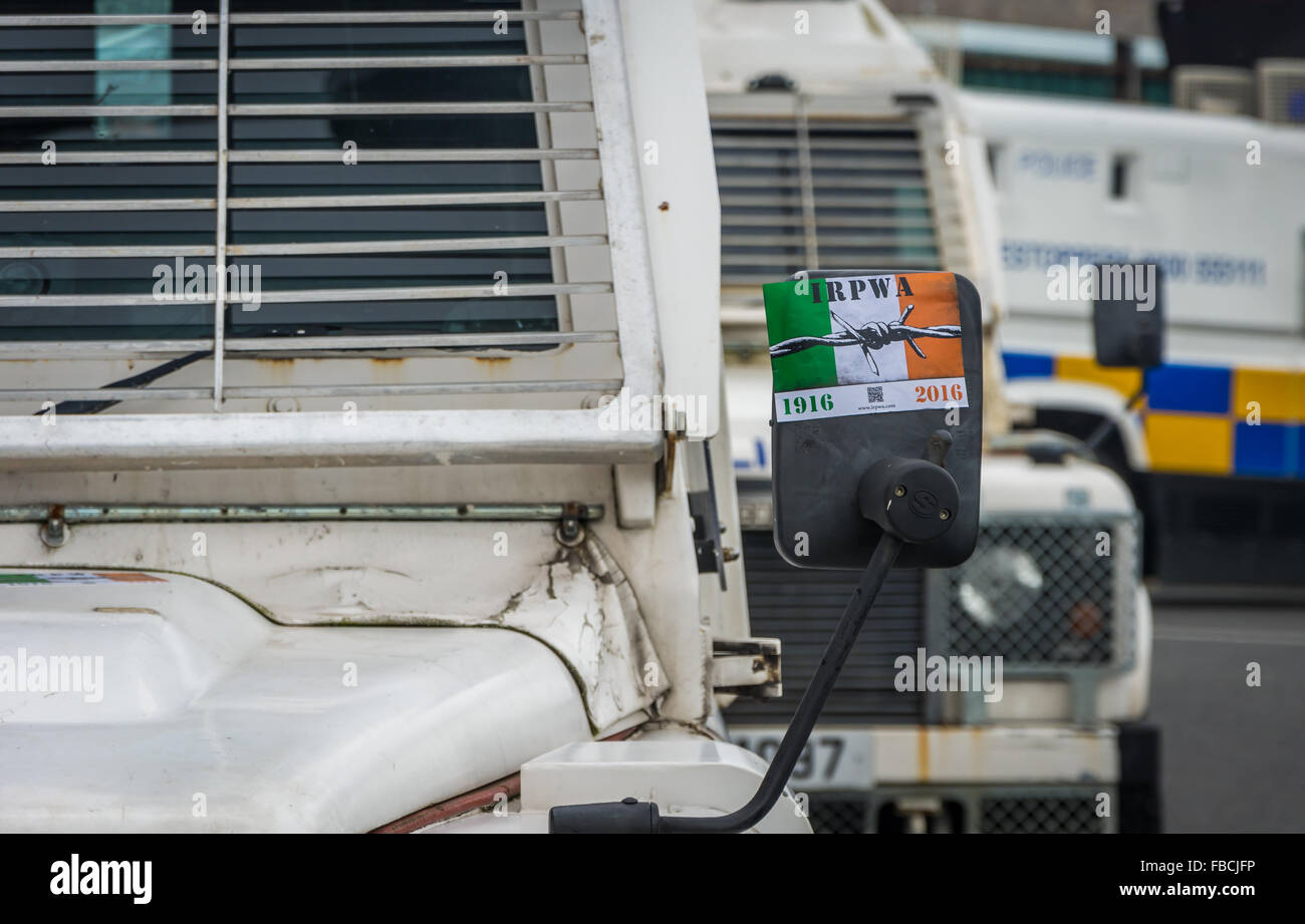 IRPWA repubblicana irlandese adesivo sulla PSNI land rover specchietto laterale. Foto Stock