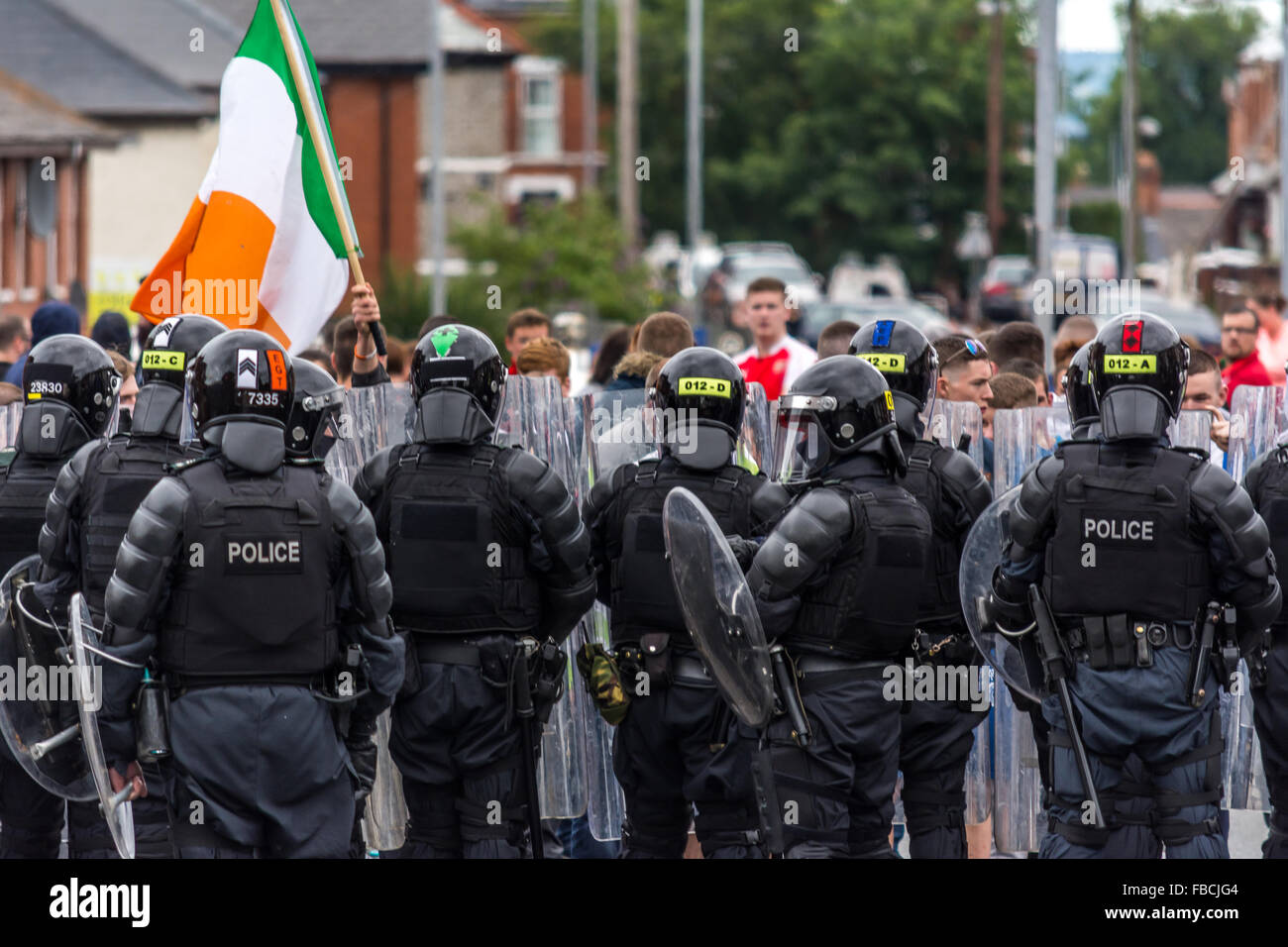 PSNI Riot Police face off con il repubblicano irlandese di manifestanti a Belfast. Foto Stock