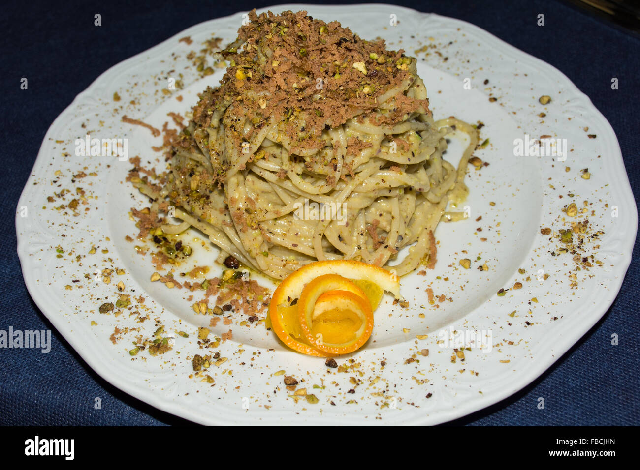 Piatto di Linguine con frutti di mare e pistacchi. Cucina tipica siciliana, la tradizione della dieta mediterranea. Foto Stock