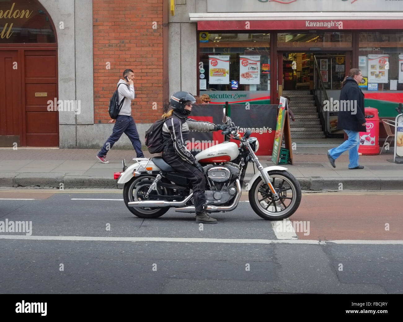 Una ragazza su una Harley Davidson Moto in Dublino Irlanda Foto Stock