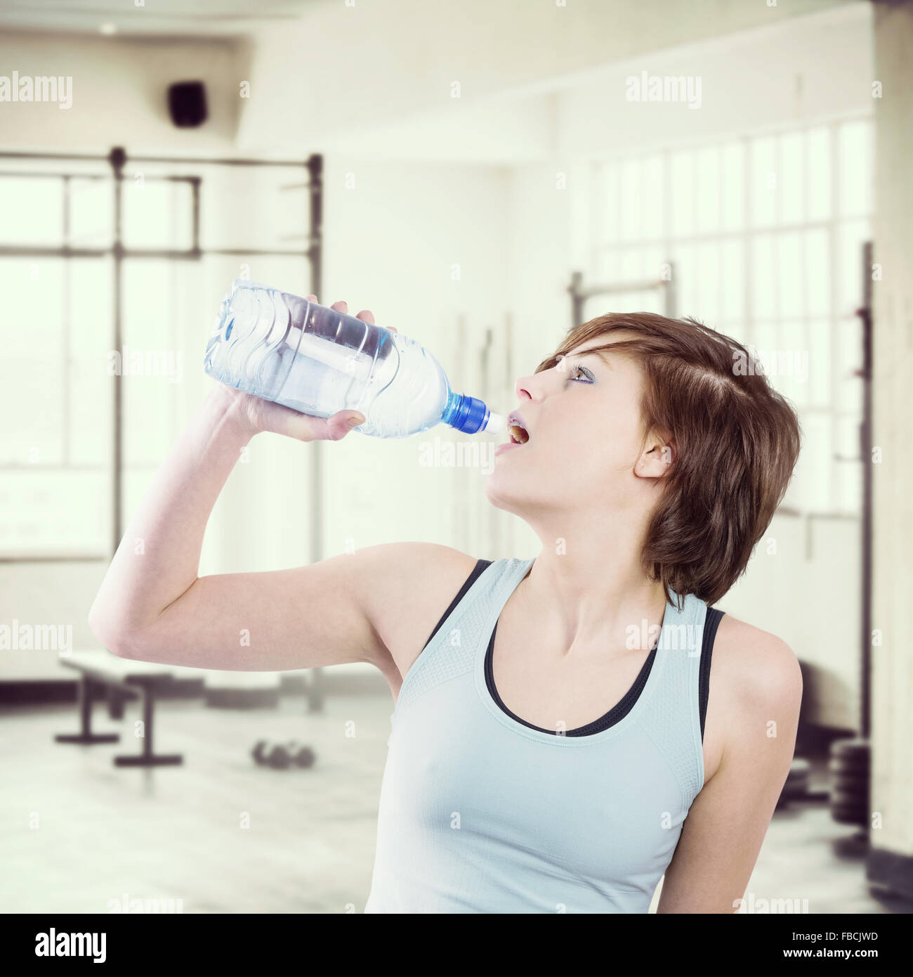 Immagine composita della bella bruna acqua potabile Foto Stock