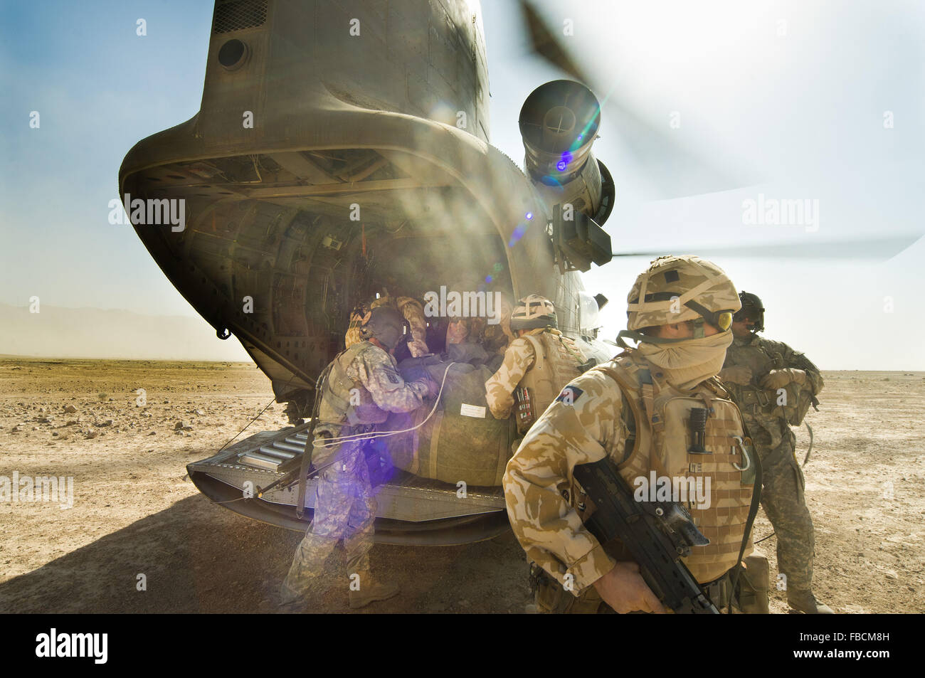 Un esercito USA CH47 Chinook di prelevare le truppe britanniche e kit vicino NowZad nella provincia di Helmand, Afghanistan meridionale Foto Stock