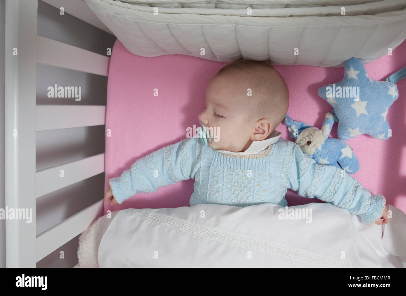 Dormire quattro mese bambino giacente nella culla. Vista aerea Foto Stock