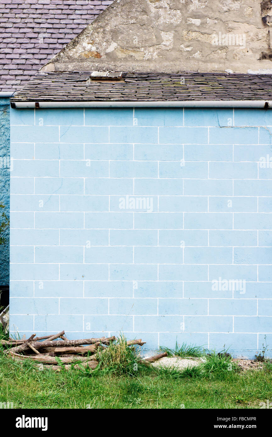 Un blu parete piastrellata sull'esterno di un singolo edificio Foto Stock