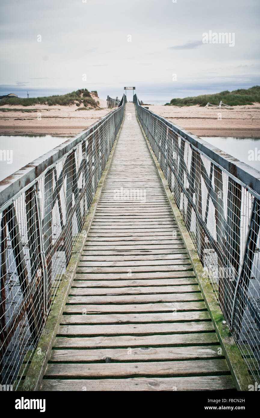 Parte di una passerella di legno sopra l'estuario a Lossiemouth in Scozia Foto Stock