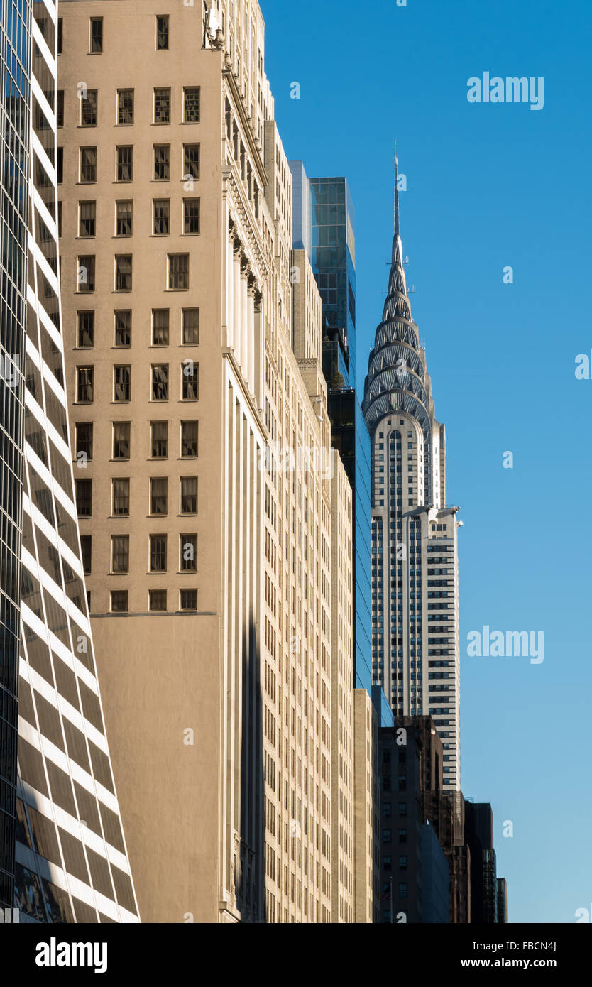 Vista guardando lungo 42nd Street a New York verso il Chrysler Building, un iconico stile art deco e il grattacielo edificio per uffici Foto Stock