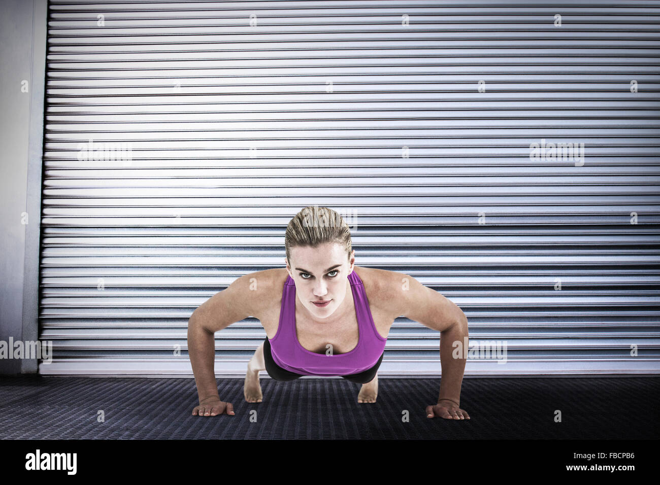 Immagine composita della donna muscolare facendo ups push Foto Stock