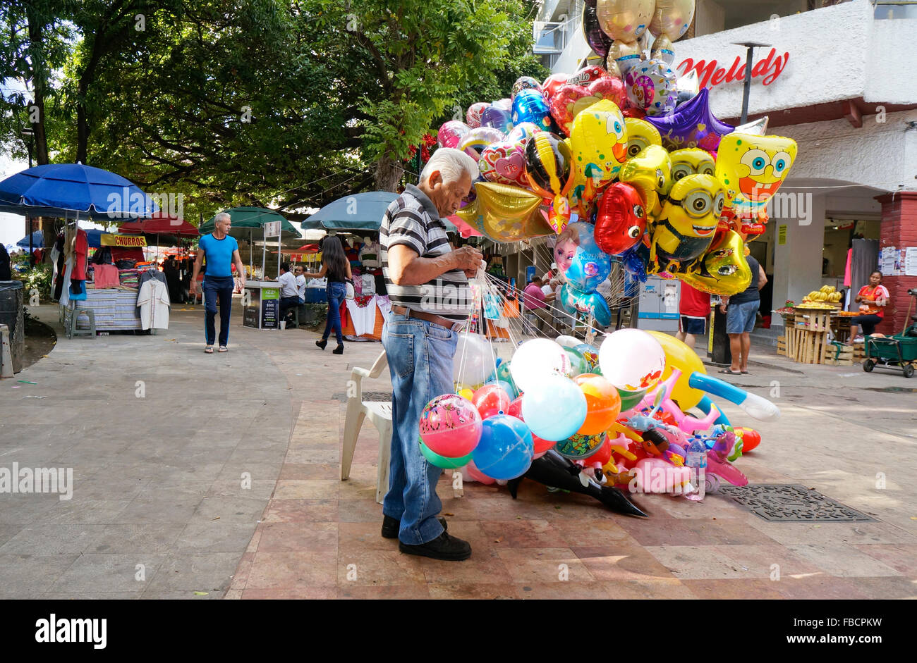 Fornitore di palloncino nel Zocalo (town square) di Acapulco, Messico. Plaza Alvarez Foto Stock