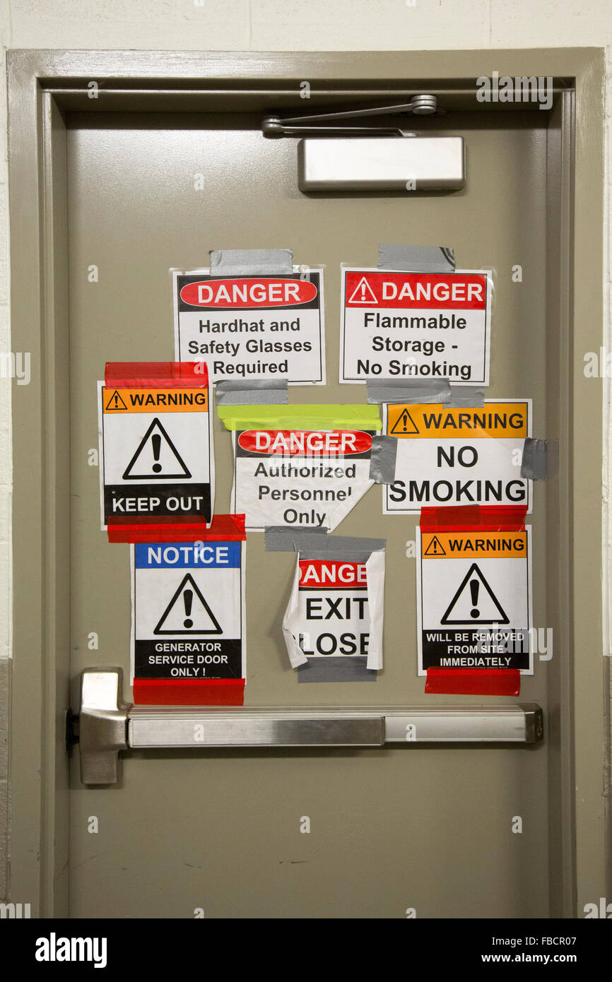 Detroit, Michigan - segnaletica di avvertimento su una porta al centro di Cobo, Detroit convention centre. Foto Stock