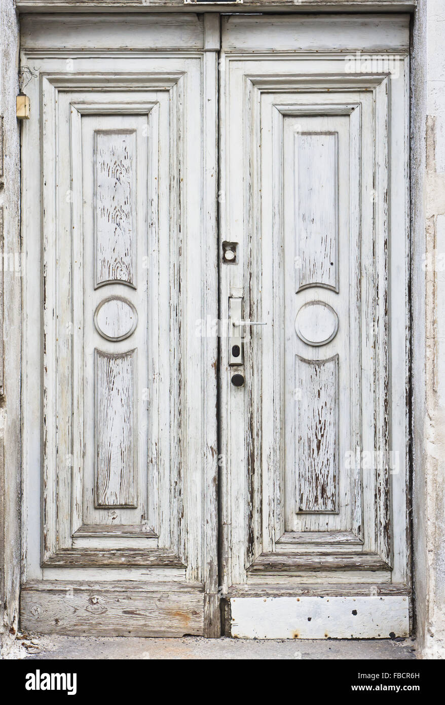 Un vecchio a doppia porta di legno Foto Stock