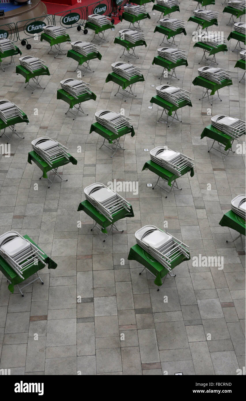 Pieghevole pieghevole sedie impilate su tabelle per un outdoor birra Chang evento promozionale in Pattaya Thailandia Foto Stock