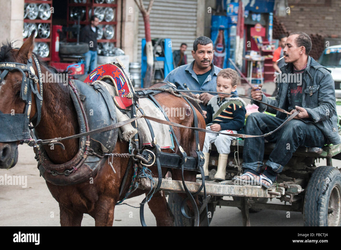 Gli egiziani con una carrozza trainata da cavalli nella Fustat, una della classe operaia quartiere del Cairo Foto Stock