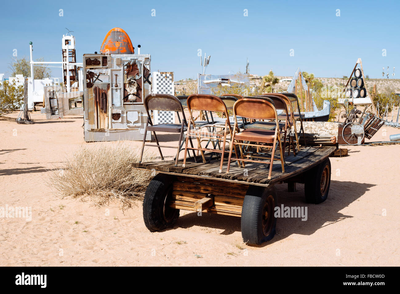Assemblage scultura dal compianto Noah Purifoy in Noah Purifoy all aperto del deserto Art Museum, Joshua Tree, California Foto Stock