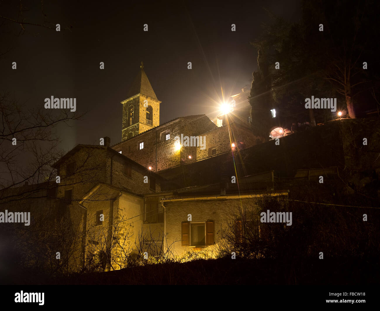 Notte di Nebbia scena. Equi Terme spa village in Lunigiana del nord della Toscana. Foto Stock