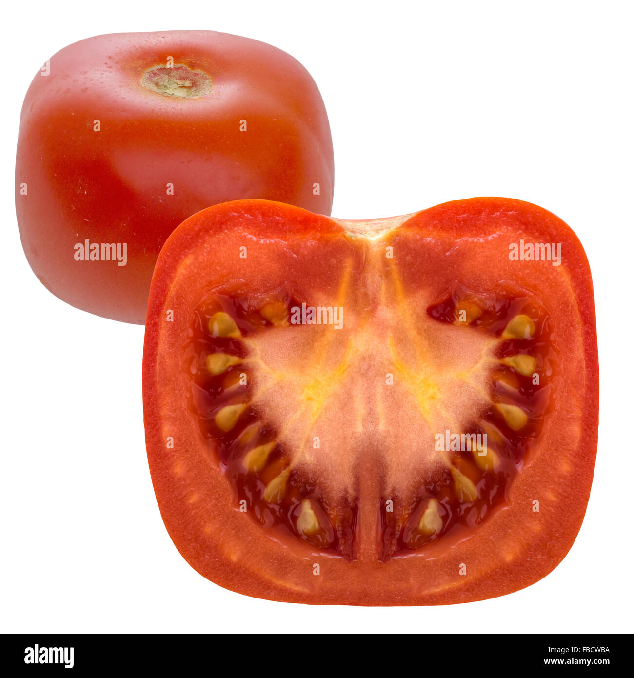 Pomodoro quadrato per facilitare l'imballaggio. Gli alimenti geneticamente modificati. Isolato su bianco. Foto Stock