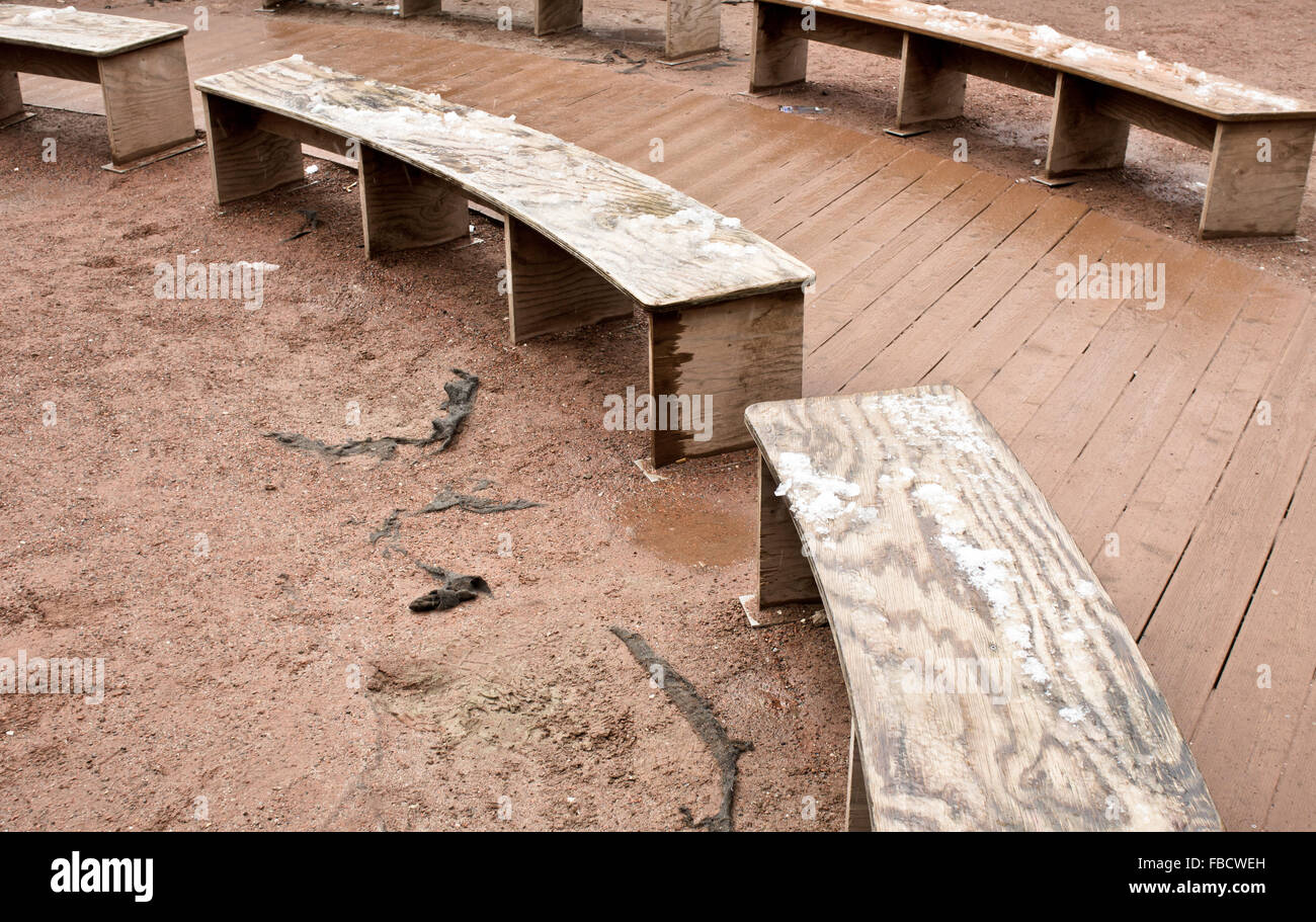 Alcuni cruved panche di legno in un giorno di pioggia Foto Stock