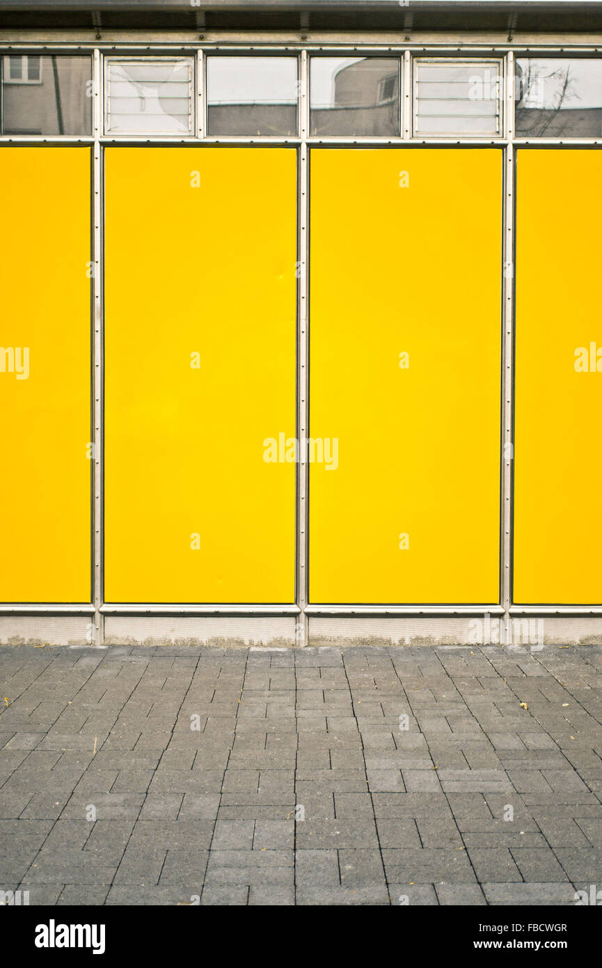 Parte della facciata di un edificio temporaneo con colore giallo brillante pannelli Foto Stock