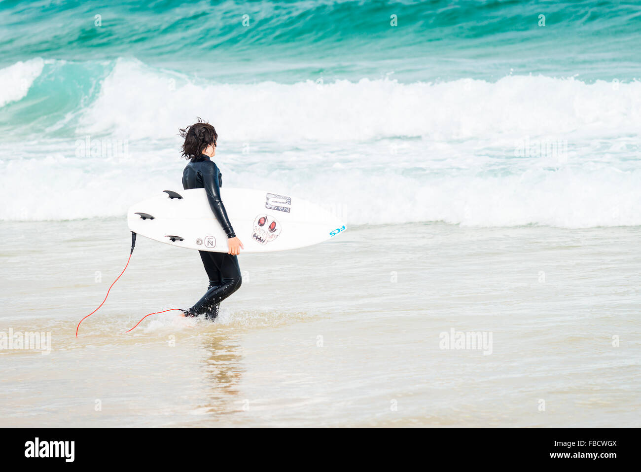 Sydney, Australia - 8 Novembre 2015: Surfer entra in acque di Bondi Beach in un giorno. Foto Stock