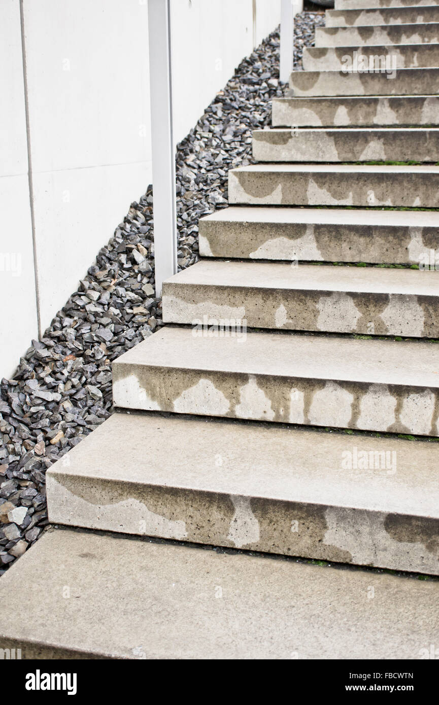 Parte di una serie di moderni di gradini di pietra che sono bagnate dopo la pioggia caduta Foto Stock